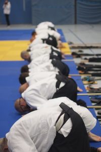 PuMuH_1 Trainingsgruppe verbeugt sich zu Beginn des Trainings
