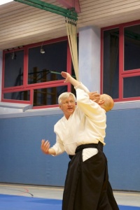 Trainer führt eine Aikido-Technik mit einem Partner vor